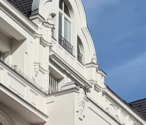 In der Ausschnittsvergrößerung ist zu erkennen, dass das Samsung-Bild weniger scharf ist ...